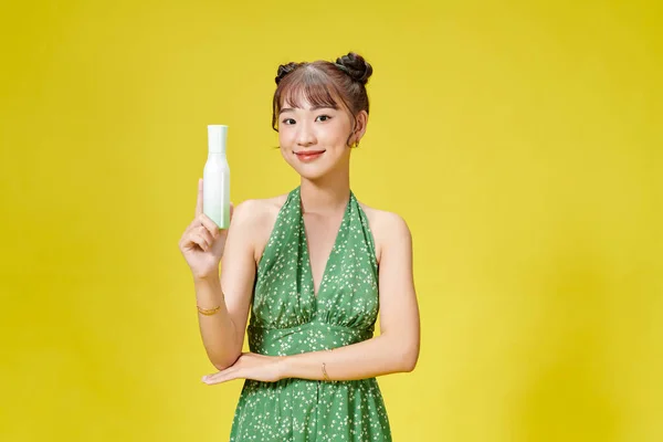 Retrato Una Hermosa Mujer Sosteniendo Botella Con Cosméticos Mientras Está —  Fotos de Stock