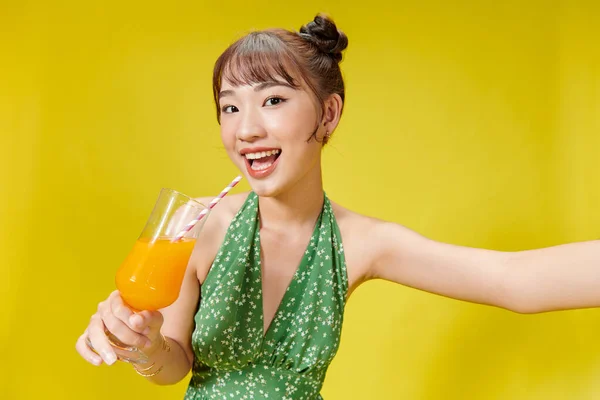 Zomer Portret Van Mooie Aziatische Vrouw Met Sap Drinken — Stockfoto