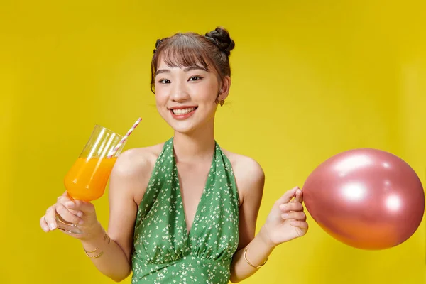 Happy Asian Kobieta Lecie Casual Ubrania Szklanką Świeżych Napojów Owocowych — Zdjęcie stockowe