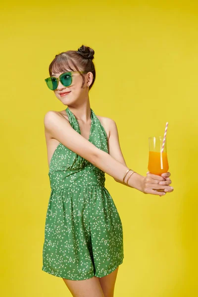 Щаслива Азіатка Тримає Жовтому Тлі Склянку Соку — стокове фото