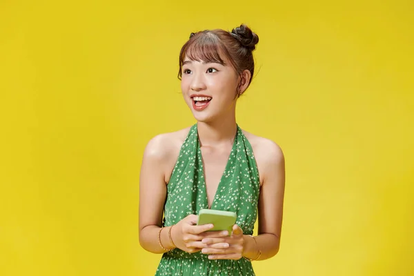 Азіатська Дівчина Використовує Мобільний Телефон — стокове фото