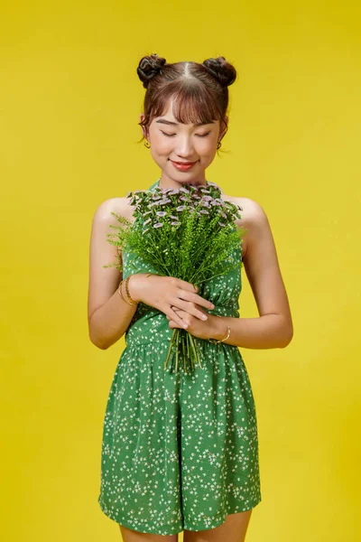 Šťastná Žena Polka Tečka Oblečení Drží Květiny — Stock fotografie