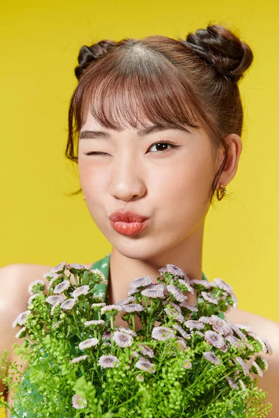 Boldog Fiatal Lány Kezében Csokor Virág — Stock Fotó