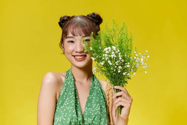 Portret Atrakcyjnej Młodej Damy Trzymać Bukiet Dzikich Kwiatów Odizolowanych Żółtym — Zdjęcie stockowe