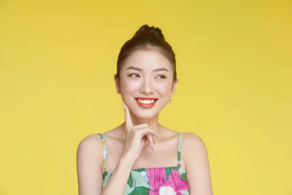 Mooie Aziatische Vrouw Dragen Tank Top Gele Achtergrond — Stockfoto