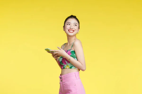 Agradable Joven Asiático Mujer Usando Tanque Top Sobre Amarillo Fondo — Foto de Stock