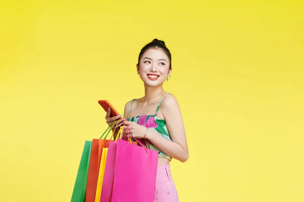 Hermosa Mujer Asiática Están Sosteniendo Bolsas Compras Teléfono Móvil —  Fotos de Stock