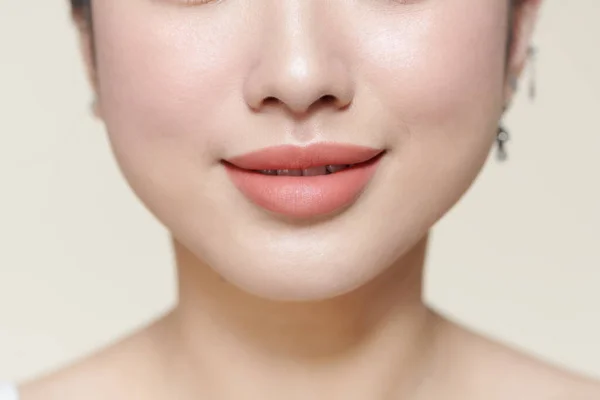 自然皮肤的女人嘴唇和鼻子 — 图库照片
