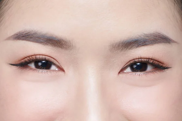 Göz Torbalarıyla Güzel Bir Kadının Yüzünün Yarısı — Stok fotoğraf