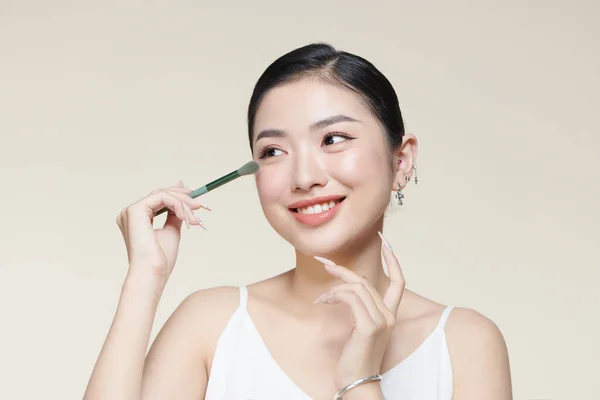 Jeune Jolie Dame Asiatique Maquillage Avec Brosse Pour Les Yeux — Photo