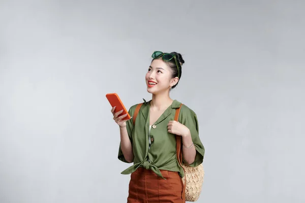 Onnellinen Nuori Aasialainen Turisti Nainen Älypuhelimella — kuvapankkivalokuva