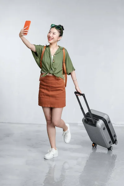 가방을 휴대폰을 셀카를 명랑하고 아름다운 여성의 — 스톡 사진