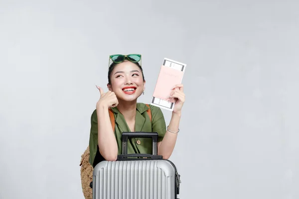 Χαρούμενη Γυναίκα Διαβατήριο Και Βαλίτσα Σηκωμένους Τους Αντίχειρες — Φωτογραφία Αρχείου