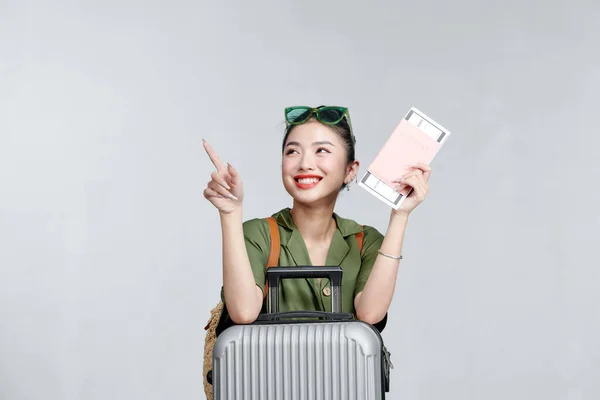 Захоплена Азіатська Дівчина Показує Паспорт Квитки Посміхаючись Задоволений Стоїть Валізою — стокове фото