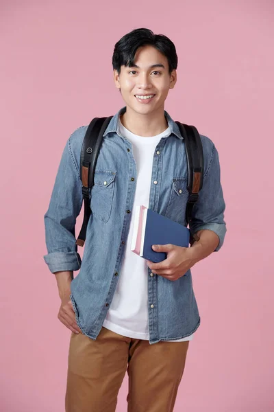 Счастливая Улыбающаяся Студентка Стоящая Рюкзаком Книгами Розовом Фоне — стоковое фото