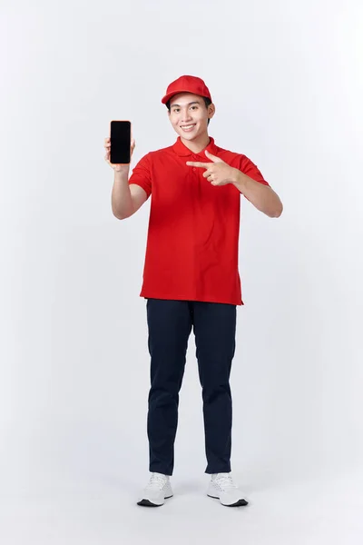 Azji Dostawca Człowiek Noszenie Czapki Gospodarstwa Smartfon Białym Tle — Zdjęcie stockowe