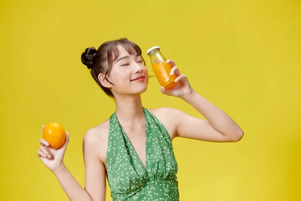 Close Lachende Vrouw Met Sinaasappelsap Gele Achtergrond — Stockfoto