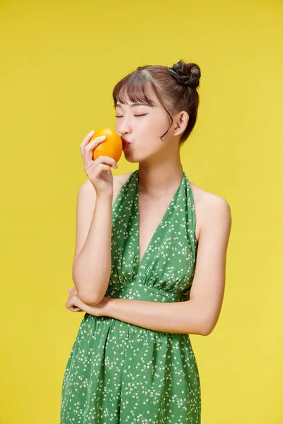 맛있는 오렌지를 여자의 — 스톡 사진