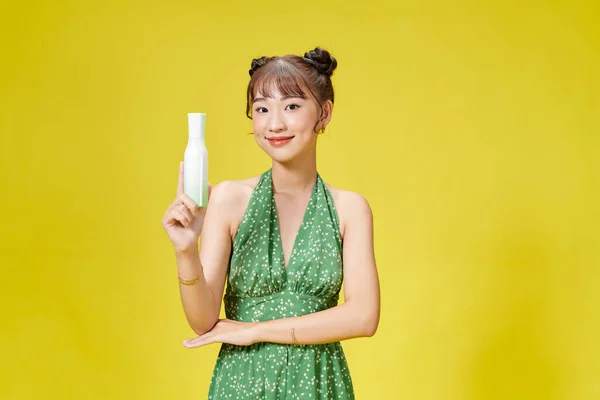 Potret Wanita Cantik Yang Memegang Botol Dengan Kosmetik Saat Berdiri — Stok Foto