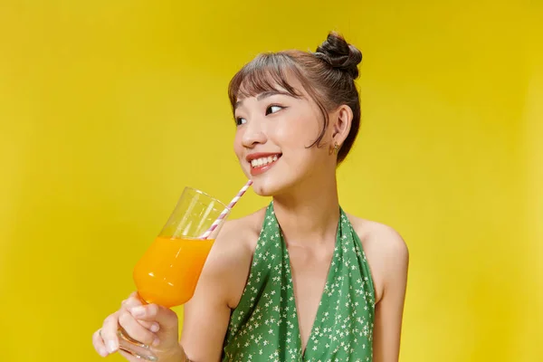 Piękna Kobieta Pije Koktajl Żółtym Tle — Zdjęcie stockowe