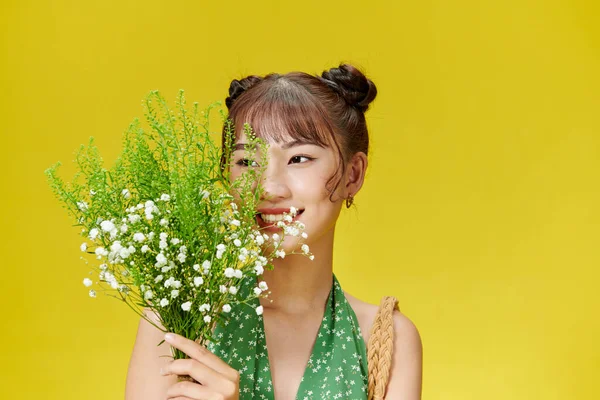 Schöne Brötchen Haar Mädchen Posiert Mit Wildblumen Ihren Händen — Stockfoto