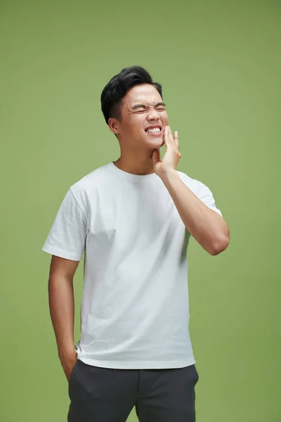 Adam Yeşil Arka Planda Diş Ağrısını Hisseder — Stok fotoğraf