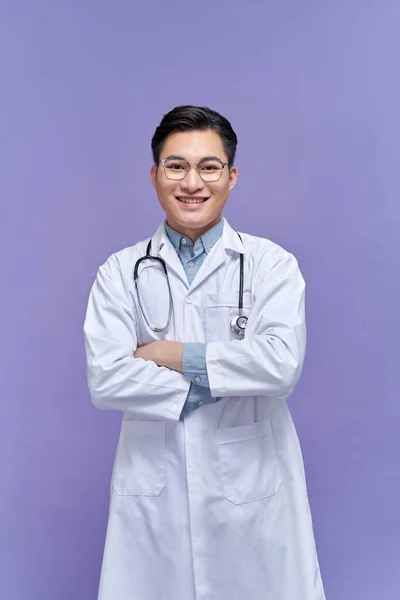 Chytrý Asijský Lékař Stojí Bílém Pozadí Křížové Zbraně — Stock fotografie