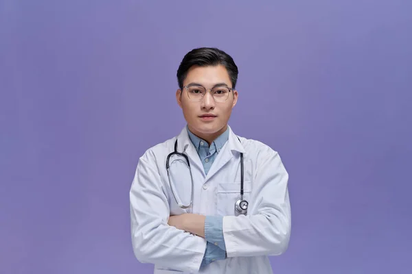Mor Sağlık Tıp Teknolojisi Üzerine Kendinden Emin Erkek Doktorun Portresi — Stok fotoğraf