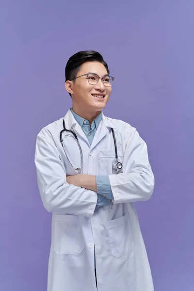 Boynunda Steteskopla Gülümseyen Genç Bir Erkek Doktor Mor Üzerine Izole — Stok fotoğraf