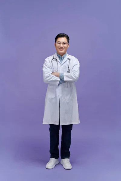 Mor Arka Planda Genç Asyalı Erkek Doktorun Portresi — Stok fotoğraf