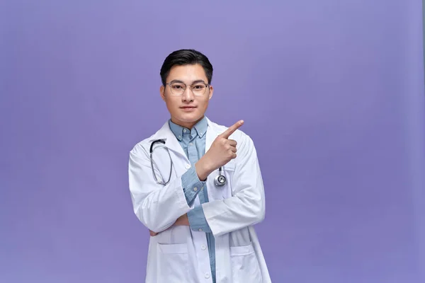 Bir Şeye Işaret Smiley Tıp Doktoru Portresi — Stok fotoğraf