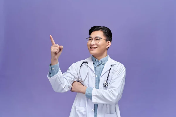 Zeki Genç Bir Doktor Bir Şeye Işaret — Stok fotoğraf