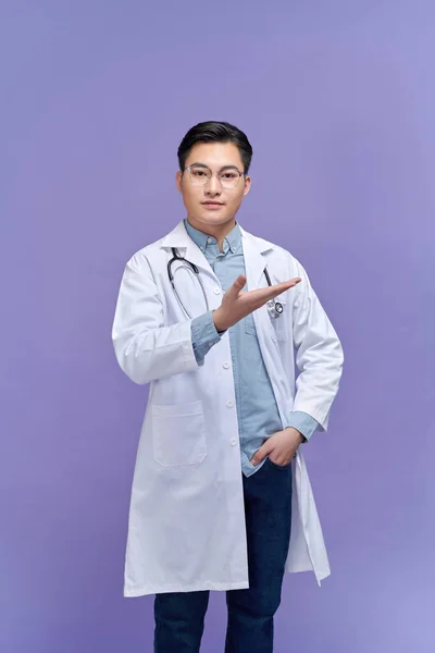 Junger Gutaussehender Arzt Trägt Stethoskop Lächelt Fröhlich Und Zeigt Mit — Stockfoto