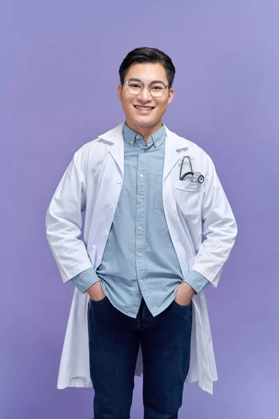 Sağlık Tıp Kavramı Steteskop Ile Genç Erkek Doktor — Stok fotoğraf