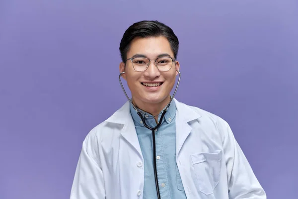Neşeli Genç Bir Erkek Doktor Kameraya Bakan Doktora Gülümsüyor — Stok fotoğraf