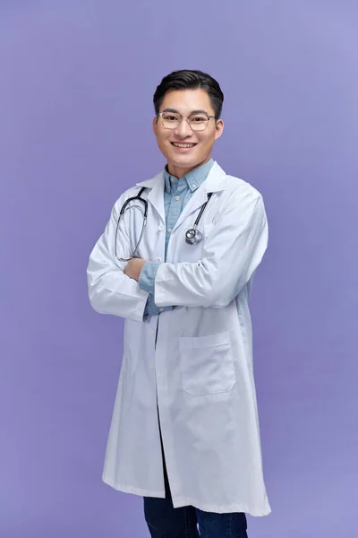 Kameraya Gülümseyen Mor Renkli Asyalı Doktor Portresi — Stok fotoğraf