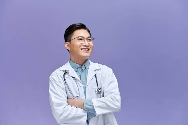 Mor Arka Planda Izole Edilmiş Genç Asyalı Doktorun Portresi — Stok fotoğraf