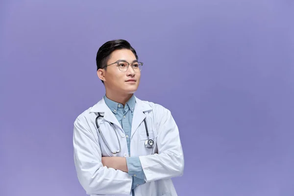 Steteskoplu Beyaz Önlüklü Genç Erkek Doktor Çapraz Kollarla Poz Veriyor — Stok fotoğraf
