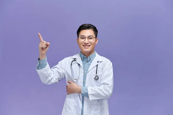 Tıbbî Konsept Profesyonel Erkek Doktor Fotokopi Alanını Işaret Ediyor — Stok fotoğraf