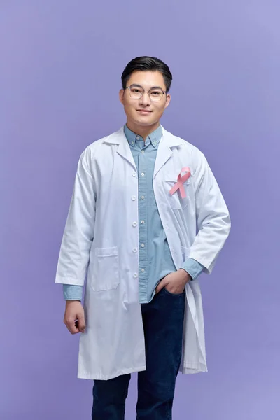 Arkaplanda Pembe Kurdeleli Bir Doktor Göğüs Kanseri Farkındalığı Konsepti — Stok fotoğraf