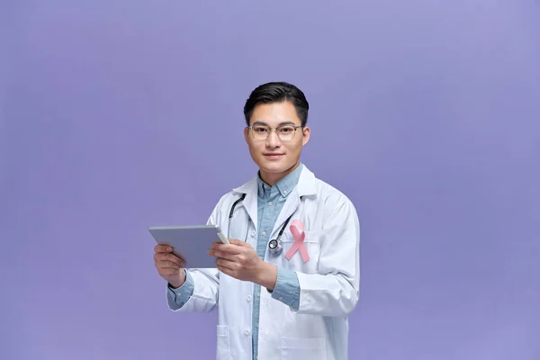 Doctor Wearing Lab Coat Wearing Breast Cancer Awareness Ribbon — Stock Photo, Image
