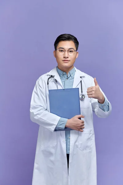 Ung Asiatisk Man Klädd Läkare Uniform Gör Tummen Upp Skylt — Stockfoto