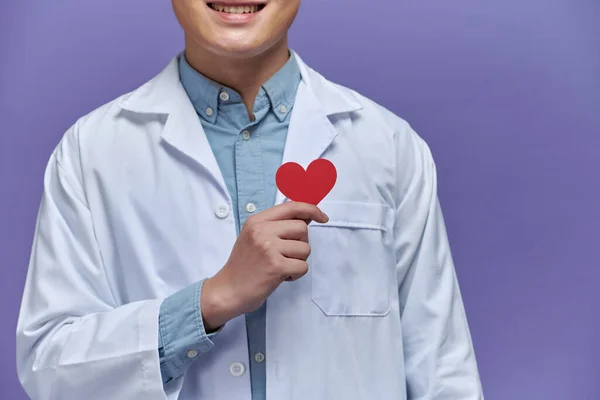 Steteskoplu Erkek Doktor Kalbi Açık Arka Planda Tutuyor — Stok fotoğraf