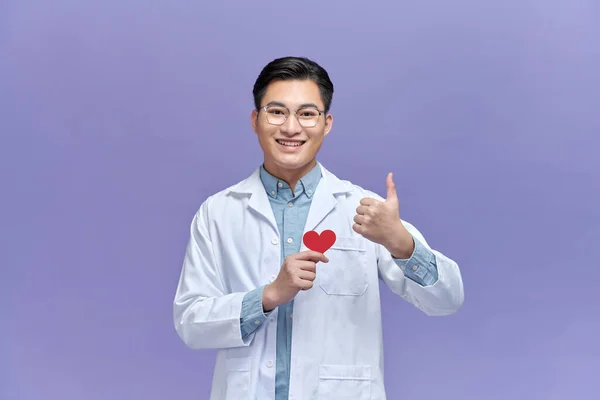 Üniformalı Erkek Doktor Kırmızı Kalbi Tut Onay Işareti Yap — Stok fotoğraf