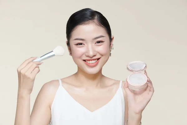 Poudre Rougeur Femme Asiatique Apparence Sourire Pinceau Maquillage — Photo