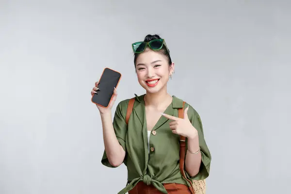 Usmívající Žena Cestovatel Drží Telefon — Stock fotografie