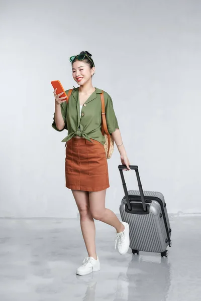 Щаслива Дівчина Азії Яка Користується Смартфоном Їде Відпустку — стокове фото