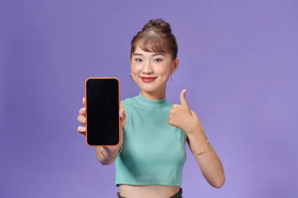 Удовлетворенная Счастливая Азиатка Показывает Большой Палец Вверх Продемонстрировать Мобильный Телефон — стоковое фото