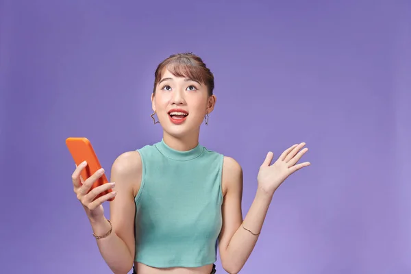 Счастливая Азиатская Женщина Чувствует Счастье Стоя Держать Смартфон Фиолетовом Фоне — стоковое фото