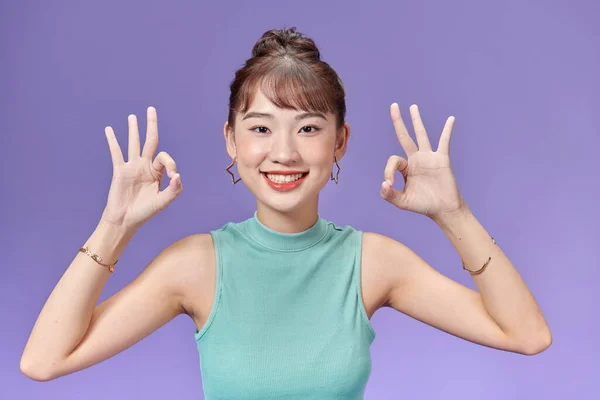Retrato Feliz Mujer Asiática Muestra Signo Mirando Cámara —  Fotos de Stock